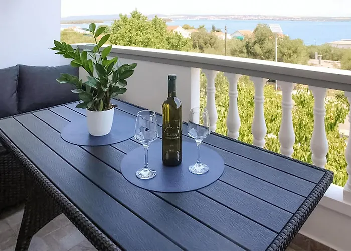 Апартаменты 2 Bedroom Amazing In